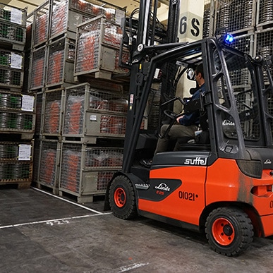 Forklift truck in the production of the reference customer ZF