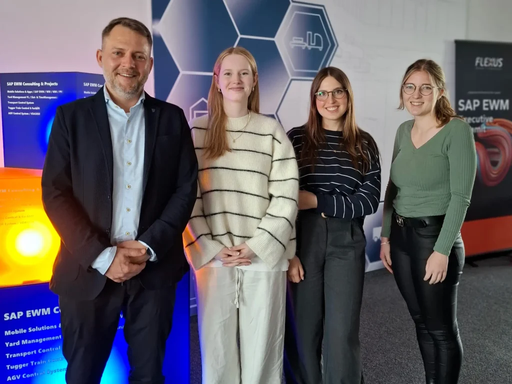 THWS Projektarbeit: Gruppenbild mit Daniel Schönlein und Studierenden