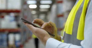 JMC zu SAP Fiori: Person nutzt Tablet im Lager