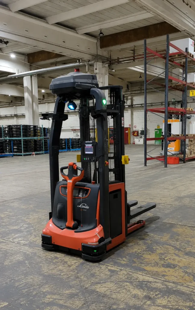 Onboarding von AGVs der Marke Linde MH: Hochhubwagen im Lager