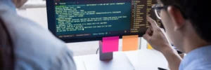 ABAP-Entwickler arbeitet am Laptop für Support-Lösung
