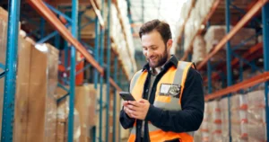 Lagermitarbeiter nutzt Fiori Apps für das SAP Advanced Shipping and Receiving (ASR)